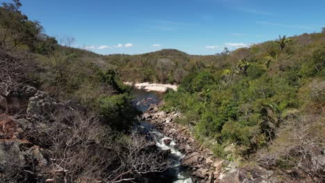 vista de avión no tripulado funil do rio preto, río tocantinzinho, playa con río, colinas do sul, goiás, brasil