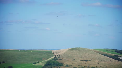 Parapentes-En-South-Downs,-Sussex,-Bajo-Un-Cielo-Azul