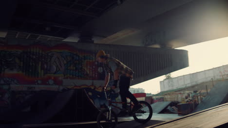 Chicos-Activos-Divirtiéndose-En-El-Parque-De-Patinaje.-Deportistas-Montando-Juntos-En-El-Skatepark