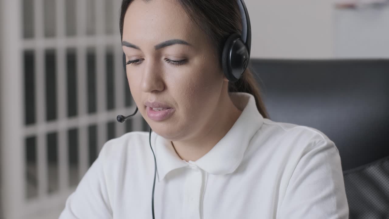 Kvinnelig kundesenteroperatør og kundestøtteagent med hodesett konsulterer klienter online, skriver på bærbar PC, snakker i internett-chat, hjelpelinjeoperatør og sekretær foretar videokonferansesamtale.