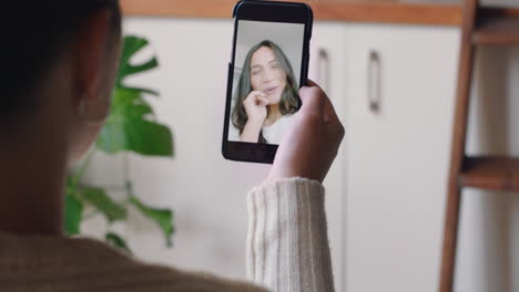 Mujer-Joven-Teniendo-Video-Chat-Usando-Un-Teléfono-Inteligente-En-Casa-Charlando-Con-Un-Amigo-Disfrutando-De-Una-Conversación-Compartiendo-Su-Estilo-De-Vida-En-Un-Teléfono-Móvil