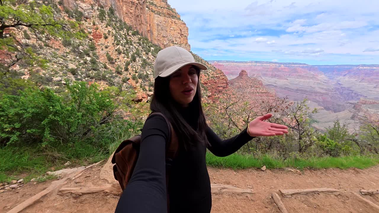 Wanita Muda Mendaki dan Berbicara di Taman Nasional Grand Canyon