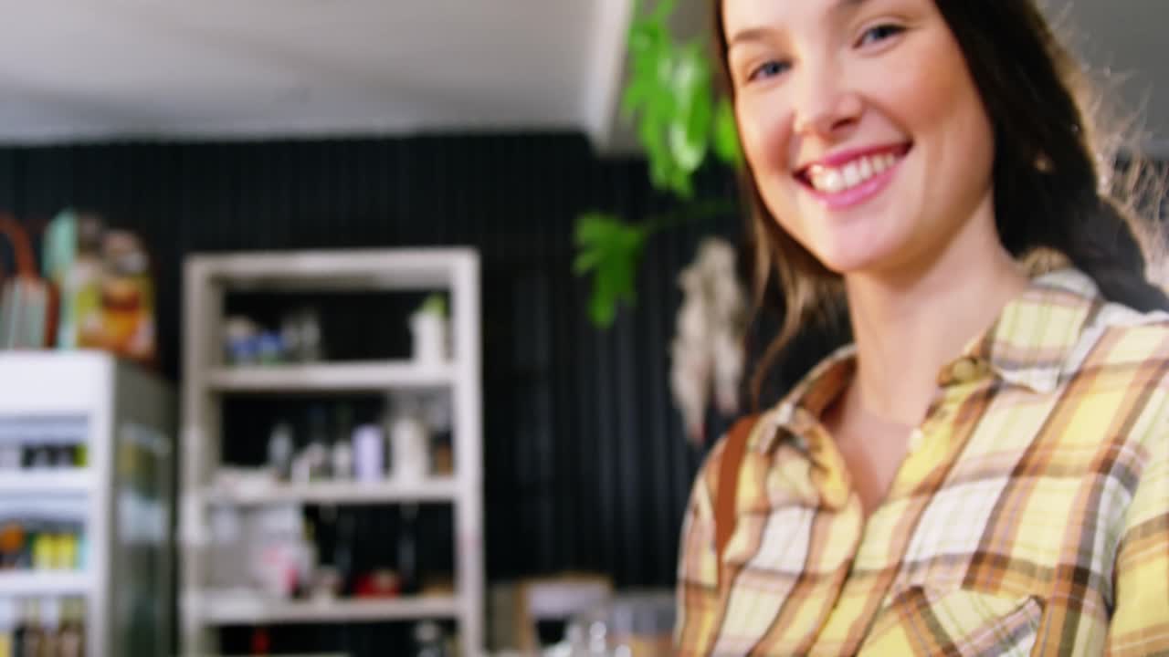 mujer pagando facturas a través de un teléfono inteligente utilizando tecnología nfc