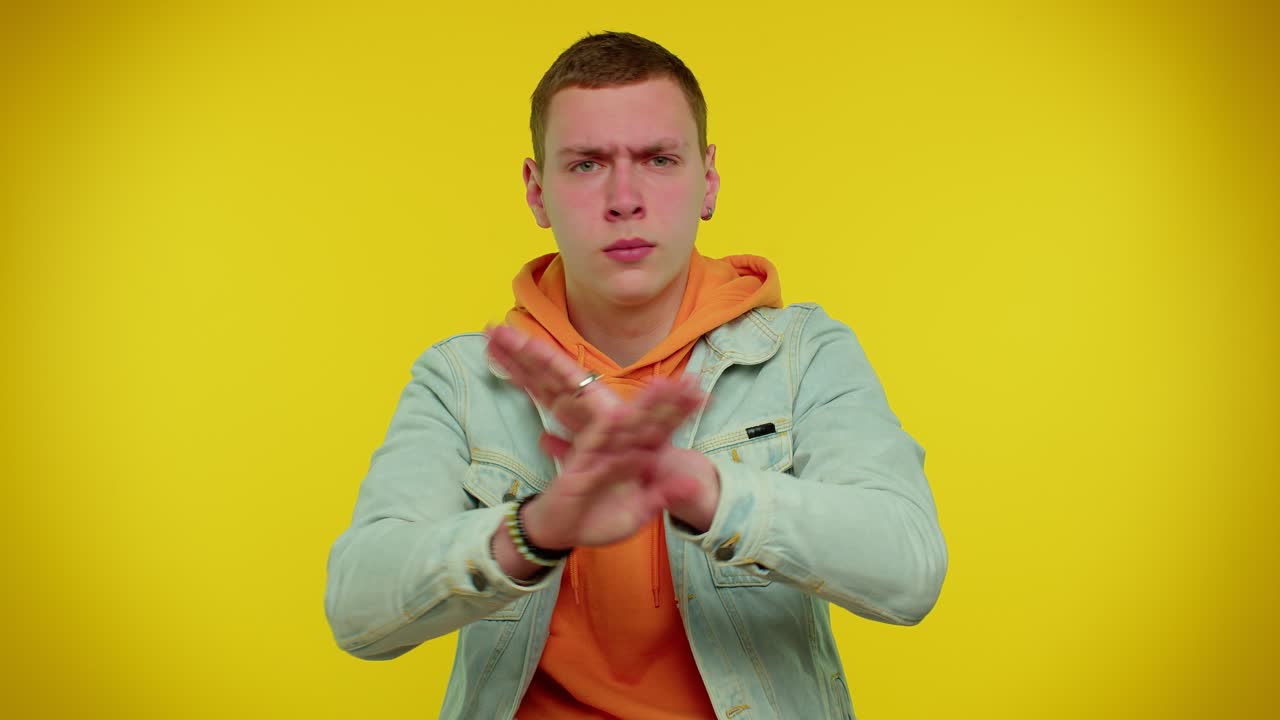 frustrado irritado hombre cubriendo los oídos, evitando consejos ignorando ruidos desagradables voces fuertes