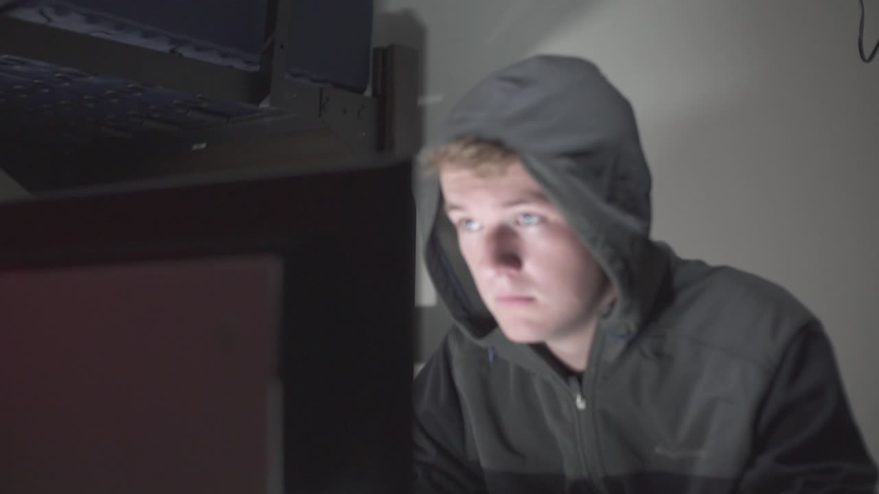 una plataforma rodante de una persona tensa escribiendo en una computadora