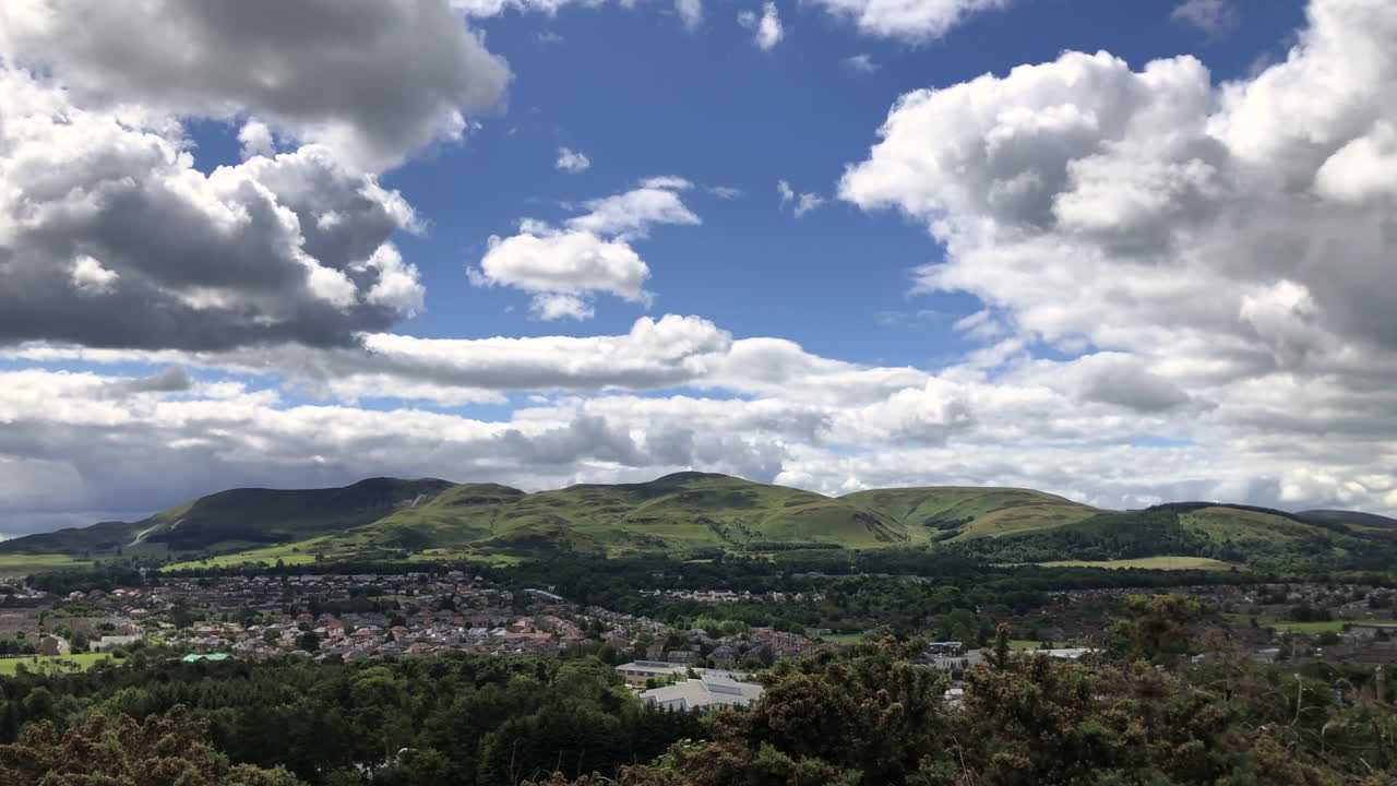 hermoso paseo en edimburgo, escocia con vistas a pentland hills