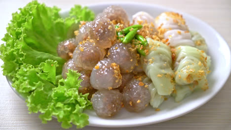 steamed rice-skin dumplings and steamed tapioca dumplings with pork