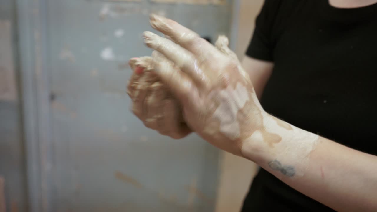 una joven hace una jarra de arcilla. las manos de las mujeres moldean la cerámica.