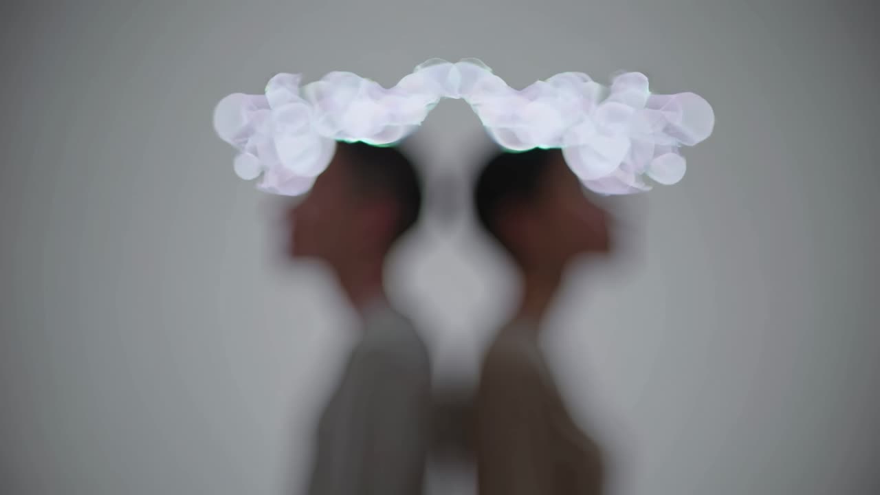 두 사람이 명상하고 있습니다.