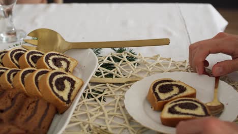 comiendo pastel polaco tradicional en navidad