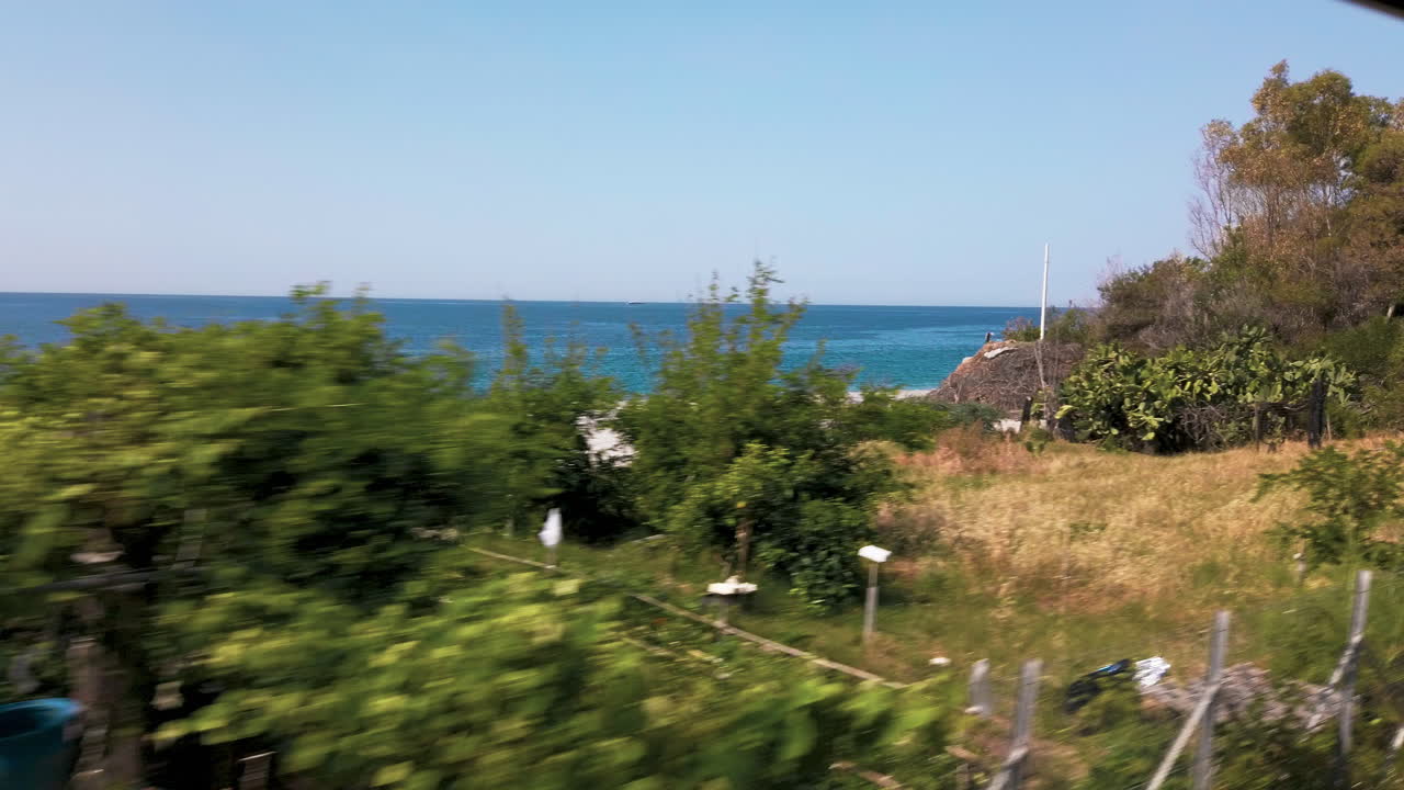 기차로 해변을 지나가는 것