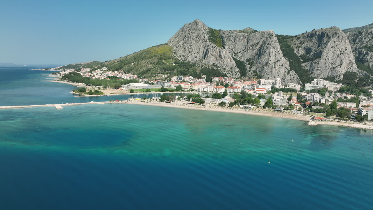 vistas aéreas de la ciudad y las montañas de omis, croacia