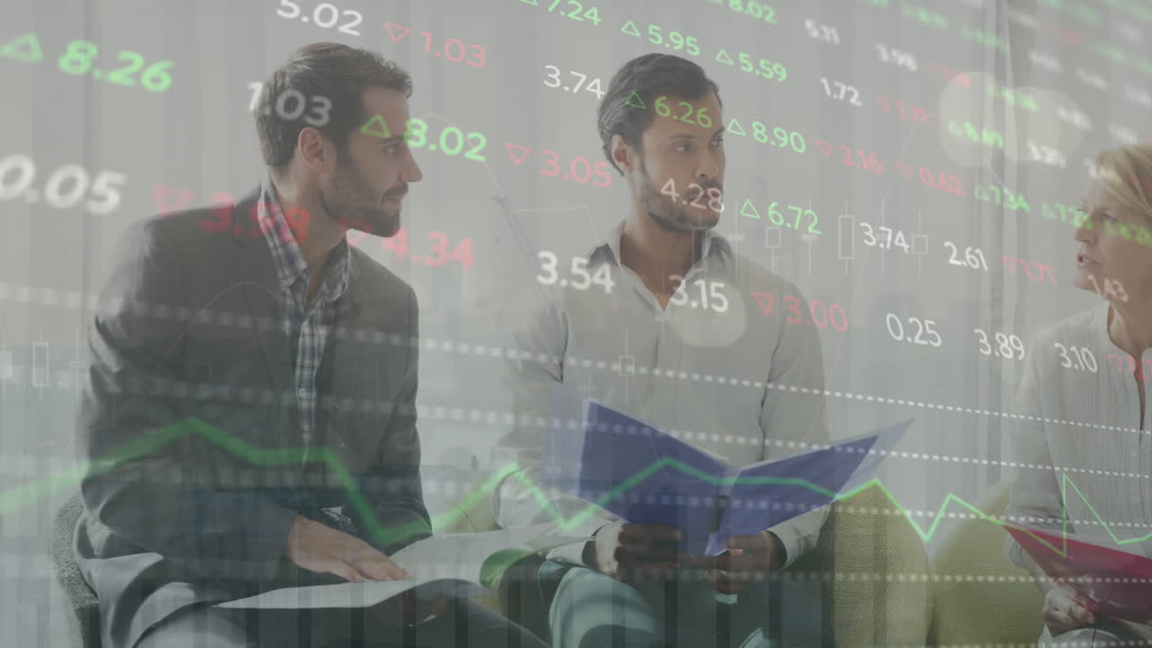 animación de números cambiantes sobre diversos compañeros de trabajo compartiendo ideas en la reunión en la oficina.