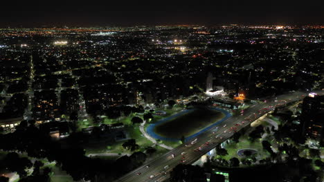 Bewegte-Luftaufnahme-Bei-Nacht-Der-Stadt-Buenos-Aires-Mit-Gebäuden-Und-Straße-Mit-Verkehr