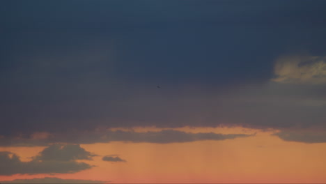 Avión-En-El-Fondo-Del-Cielo-Del-Atardecer