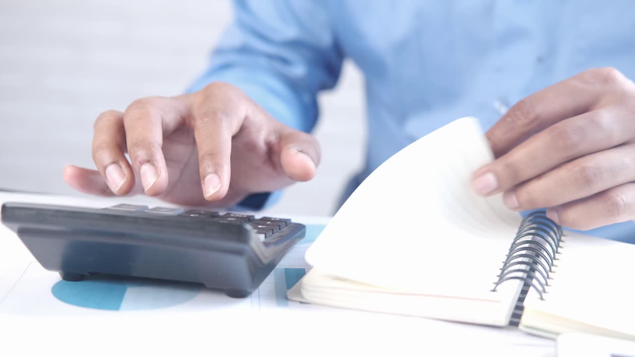 Profissional de negócios calculando e registrando dados