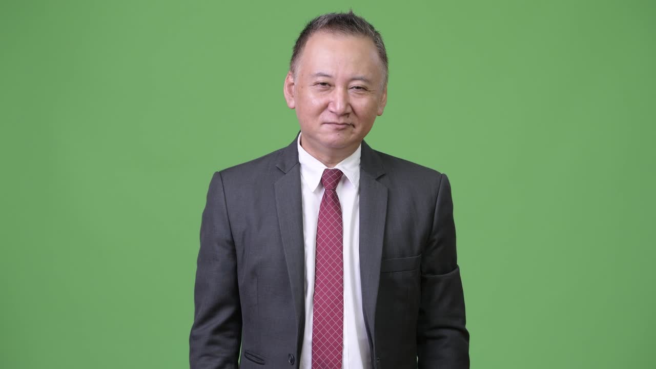 성숙한 일본인 사업가, 고개를 끄덕여