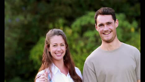 pareja sonriente lista para la jardinería