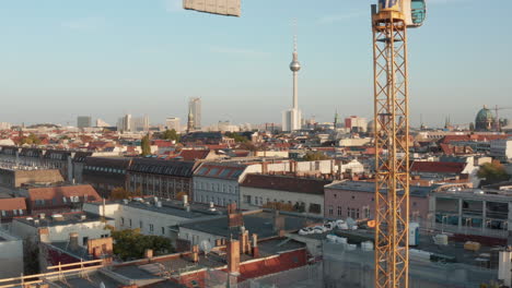 Vista-Ascendente-Del-Paisaje-Urbano.-Panorama-Del-Centro-Con-La-Catedral-De-Berlín-Y-Fernsehturm.-Siguiendo-La-Estructura-Amarilla-De-La-Columna-De-Armadura-De-La-Grúa-De-Construcción.-Berlín,-Alemania.