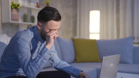 el joven con los ojos doloridos y secos del trabajo está en casa.