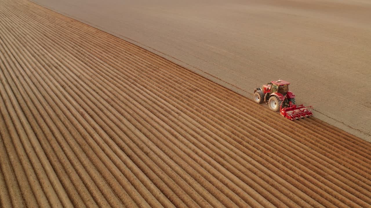트랙터는 농경지에서 밀을 재배하기 위해 을 준비합니다.