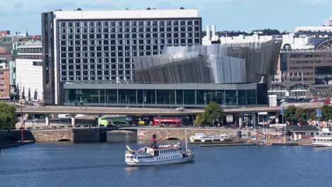 Stockholm-city-centre:-Stockholm-central-station-and-a-ship-approaching-the-dock