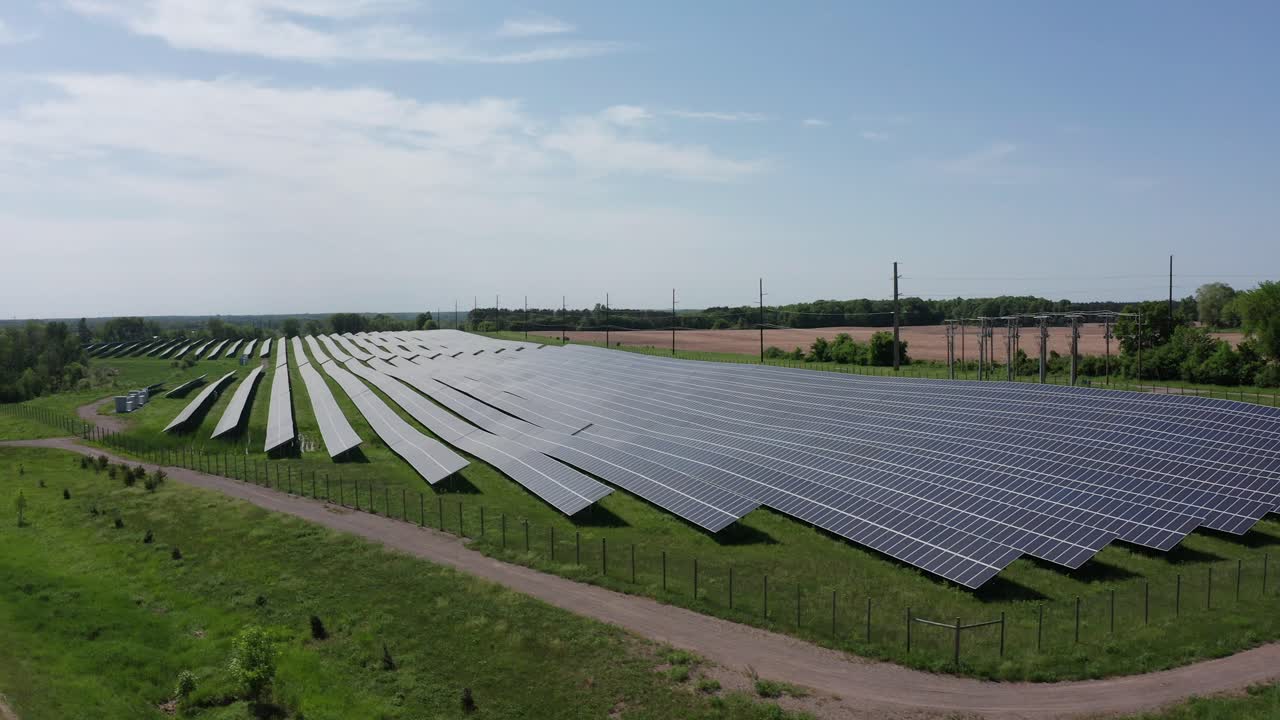 воздушный снимок огромной солнечной фермы на сельскохозяйственных угодьях миннесоты