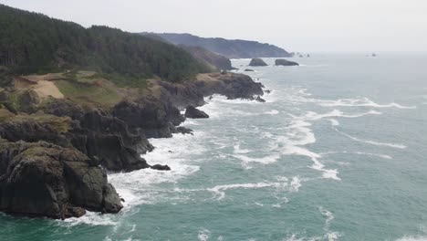 4K-Drohnenaufnahmen-Von-Felsigen-Klippen-An-Der-Malerischen-Küste-Von-Samuel-Boardman-In-Brookings,-Oregon