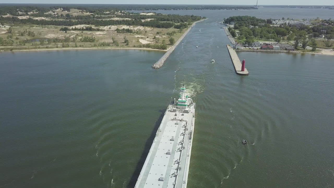 vista aérea de un gran carguero saliendo del canal en michigan, estados unidos