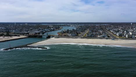 Luftflug-In-Den-Strandbereich-Einer-Malerischen-Strandstadt-An-Einem-Warmen,-Sonnigen-Tag