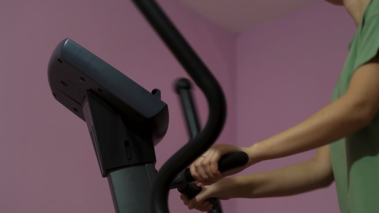 mujer usando una máquina de ejercicio en un gimnasio
