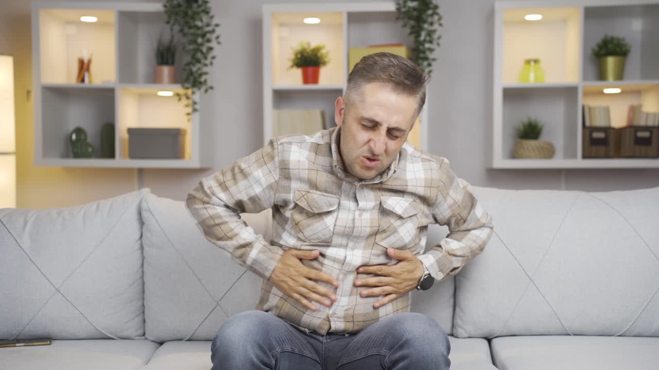 hombre con náuseas.