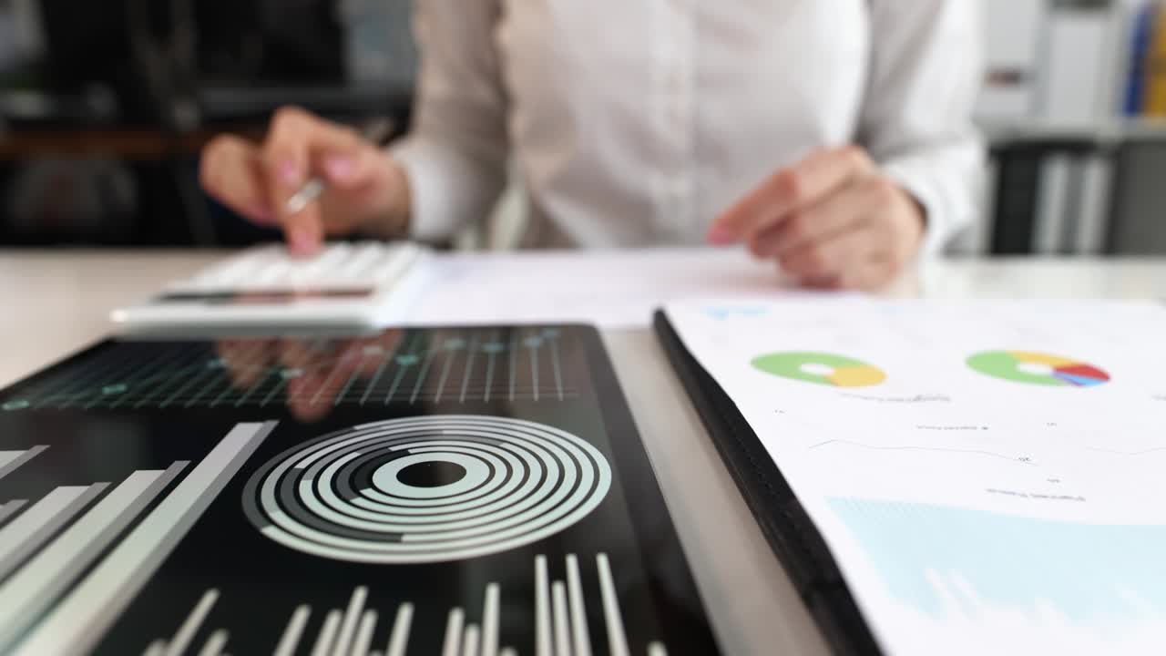 gráficos financieros de negocios y estrategia de comercialización