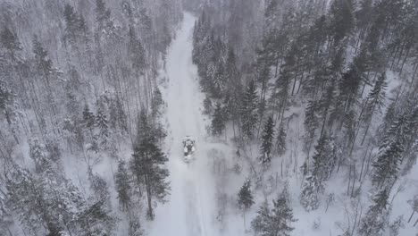 Quitanieves-En-El-Bosque-Lleno-De-Nieve---Disparo-Aéreo-De-Drones