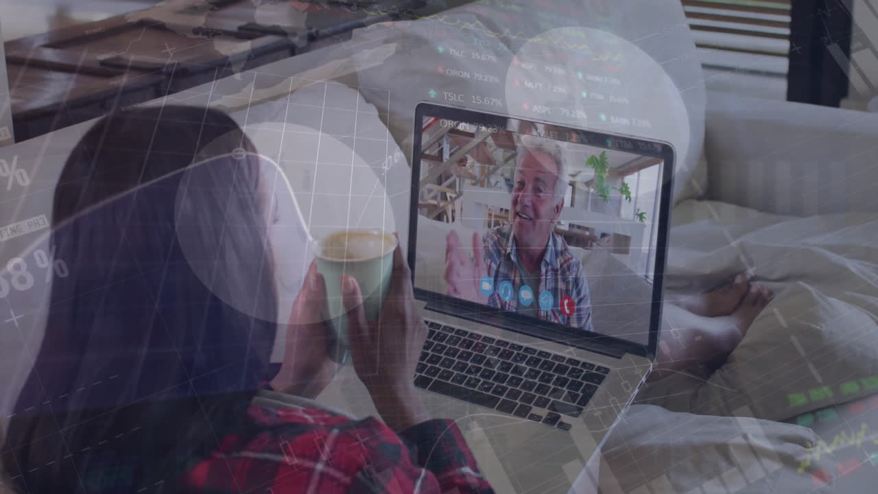 Animazione di interfaccia infografica su una donna caucasica in videochiamata con un uomo anziano su un laptop