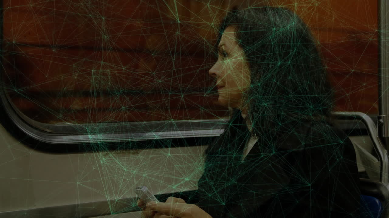 animación de la red de conexiones sobre una mujer con un teléfono inteligente en el tren