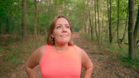 Mujeres-Caucásicas-Disfrutando-De-La-Atractiva-Vista-De-La-Naturaleza-Y-Mirando-A-Su-Alrededor