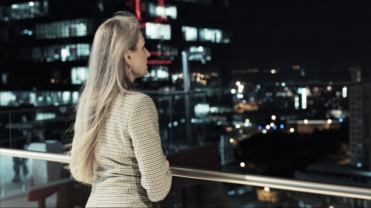 noche, vista y mujer de negocios en el trabajo