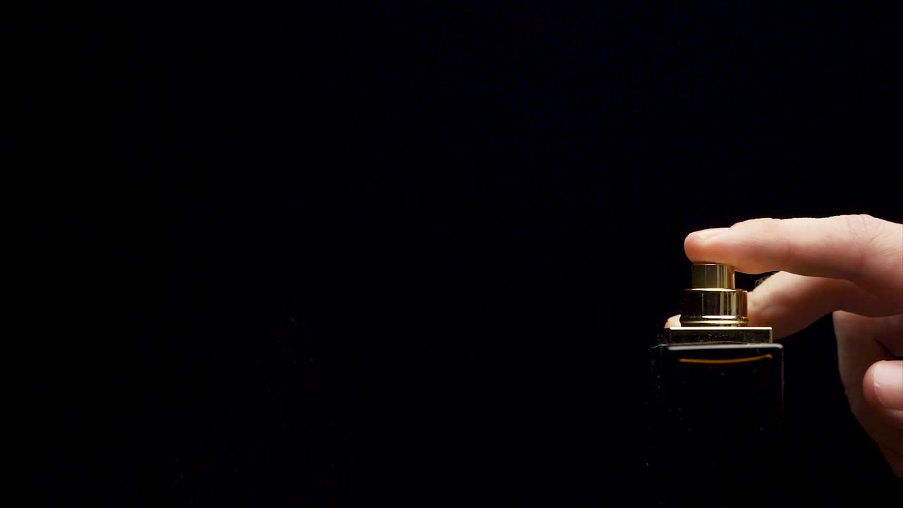 향수를 적용하는 것