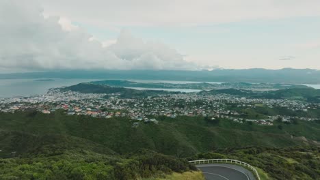 vista aérea panorámica de la capital wellington con casas residenciales suburbanas, edificios del centro de la ciudad, puerto y colinas en la isla norte de nueva zelanda aotearoa