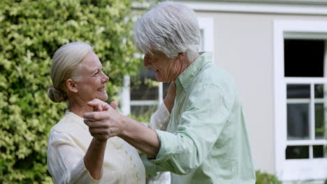 una encantadora pareja de ancianos bailando