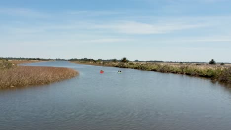 Santa-Lucia-märz-2021-Drohnenansicht:-Landschaft---Eine-Drohne-Bewegt-Sich-über-Den-Wasserstrom-Mit-Menschen,-Die-Kajak-Fahren