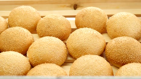 producción de productos de confitería. panes para hamburguesas en una línea de horneado