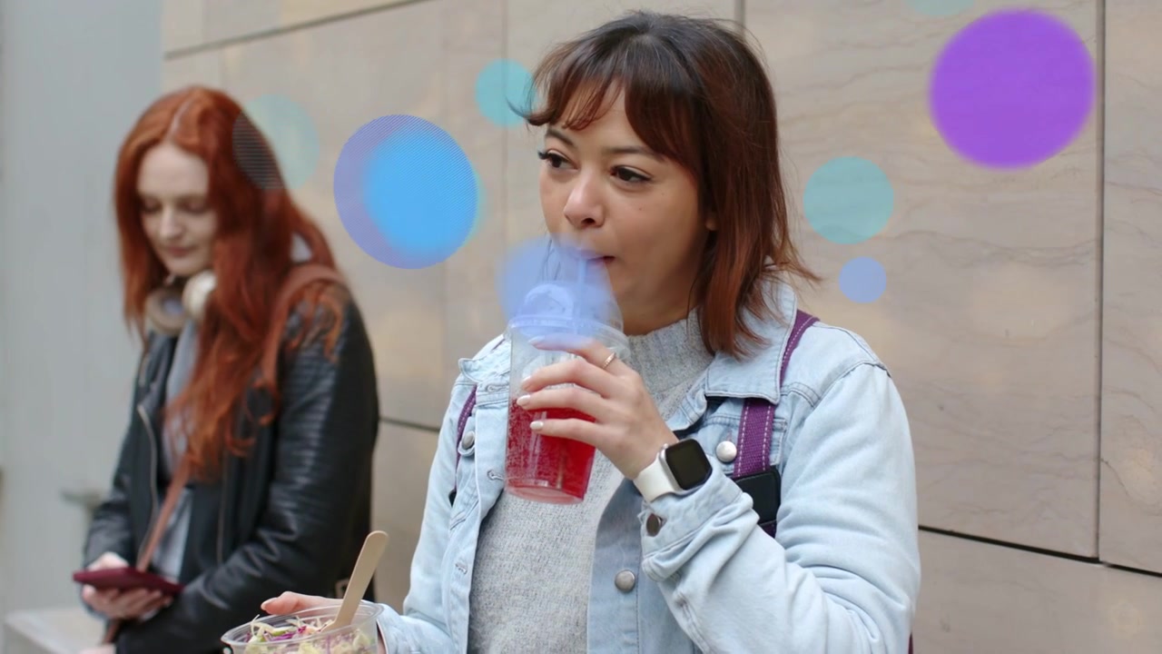 主役の女性がリフレッシュするためにカップを持ち上げ一口飲むと、アニメーションの円がシーン全体に広がる。テクノロジーの表現。