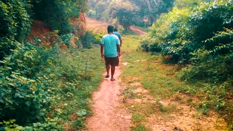 Niño-Indio-De-Dos-Aldeas-Caminando-En-El-Bosque