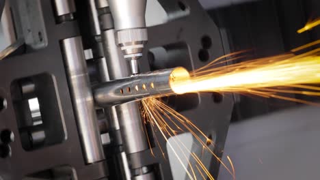 corte con láser y gas de metal, tecnología industrial moderna.