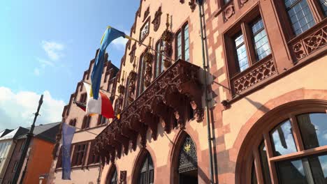 una fila de casas históricas de madera de la plaza römerberg en fráncfort