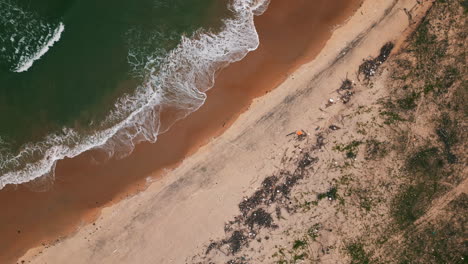 Blick-Von-Oben-Auf-Die-Vom-Meer-Angeschwemmte-Verschmutzung