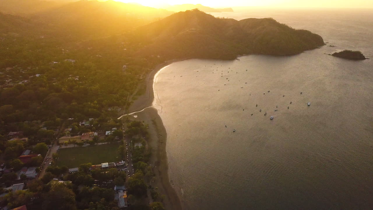 drone volando sobre una hermosa costa tropical al amanecer