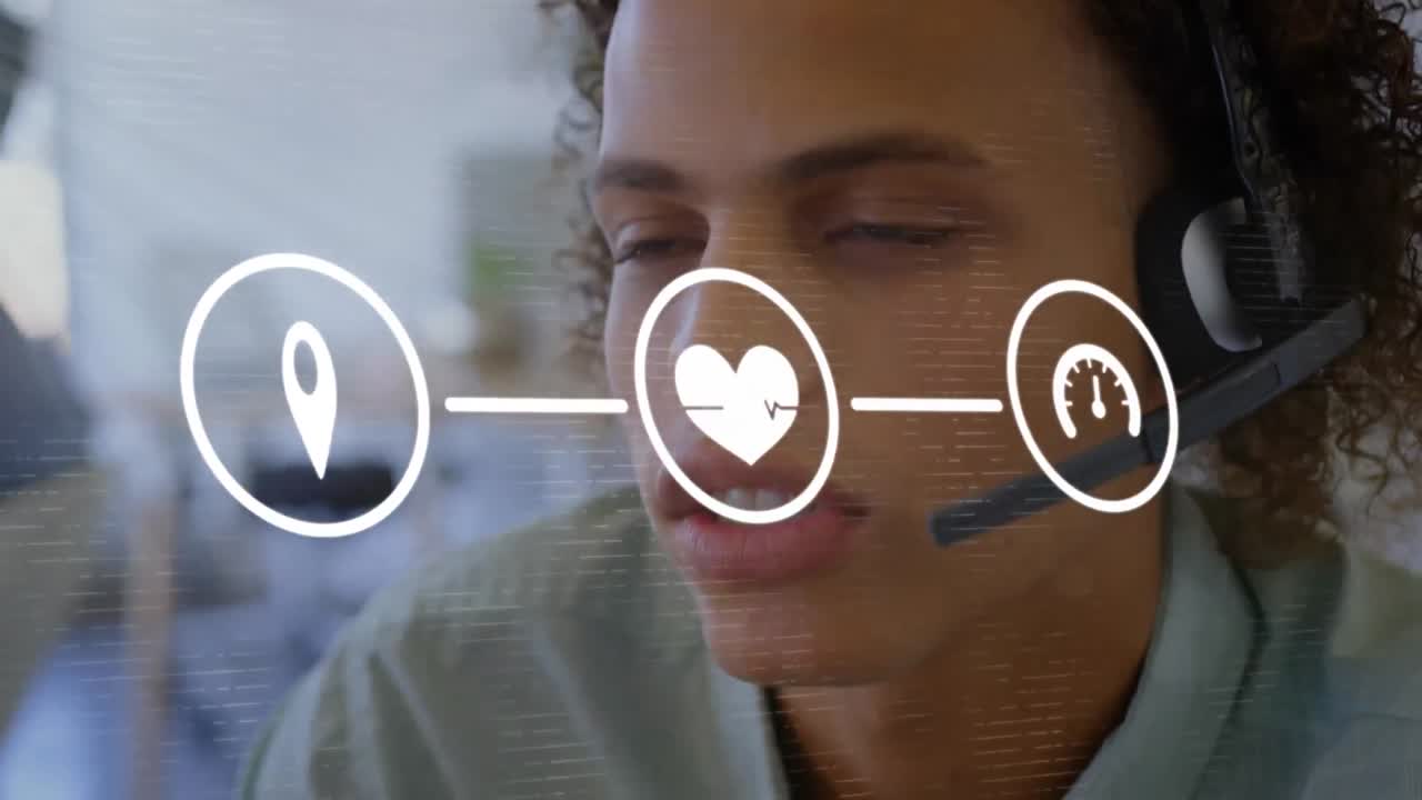 animación de un conjunto de tres iconos digitales sobre un hombre de negocios usando auriculares de teléfono